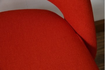中古　美品　Knoll(ノル)　Saarinen Collection Conference Chair(サーリネン コレクション カンファレンスチェア)　 鮮やかな赤が印象的なアームレスチェア　定価約36万円相当　(R-082851)