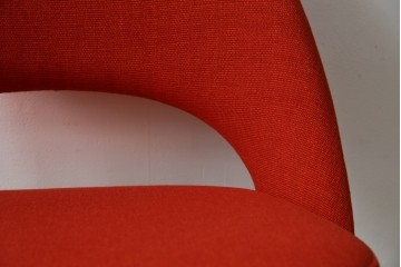 中古　美品　Knoll(ノル)　Saarinen Collection Conference Chair(サーリネン コレクション カンファレンスチェア)　 鮮やかな赤が印象的なアームレスチェア　定価約36万円相当　(R-082851)