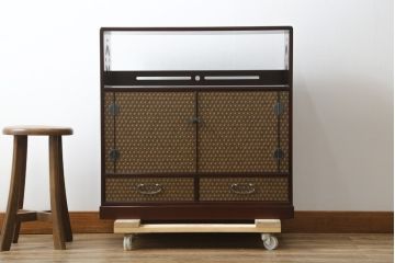中古　美品　高級品!!　伝統工芸　箱根細工(寄木細工)　麻の葉文様が美しい茶棚(茶箪笥、茶タンス、収納棚、飾り棚、戸棚、サイドボード)(定価推定約60万円)(R-082852)