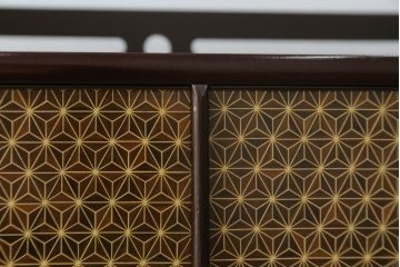 中古　美品　高級品!!　伝統工芸　箱根細工(寄木細工)　麻の葉文様が美しい茶棚(茶箪笥、茶タンス、収納棚、飾り棚、戸棚、サイドボード)(定価推定約60万円)(R-082852)