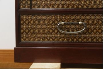 中古　美品　高級品!!　伝統工芸　箱根細工(寄木細工)　麻の葉文様が美しい茶棚(茶箪笥、茶タンス、収納棚、飾り棚、戸棚、サイドボード)(定価推定約60万円)(R-082852)