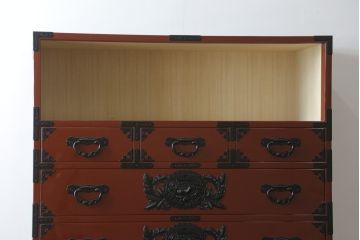 中古　美品　仙台民芸箪笥(仙台箪笥)　欅産業製　朱塗り　漆塗りの朱色に黒々とした金具が映える整理箪笥(朱色、収納箪笥、サイドチェスト、引き出し)(定価約150万円)(R-082855)