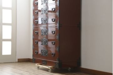 中古　美品　仙台民芸箪笥(仙台箪笥)　欅産業製　朱塗り　漆塗りの朱色に黒々とした金具が映える整理箪笥(朱色、収納箪笥、サイドチェスト、引き出し)(定価約150万円)(R-082855)