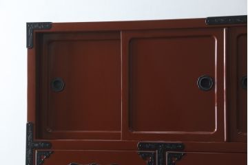 中古　美品　仙台民芸箪笥(仙台箪笥)　欅産業製　朱塗り　漆塗りの朱色に黒々とした金具が映える整理箪笥(朱色、収納箪笥、サイドチェスト、引き出し)(定価約150万円)(R-082855)