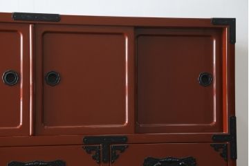 中古　美品　仙台民芸箪笥(仙台箪笥)　欅産業製　朱塗り　漆塗りの朱色に黒々とした金具が映える整理箪笥(朱色、収納箪笥、サイドチェスト、引き出し)(定価約150万円)(R-082855)