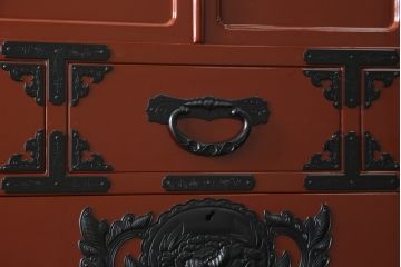 中古　美品　仙台民芸箪笥(仙台箪笥)　欅産業製　朱塗り　漆塗りの朱色に黒々とした金具が映える整理箪笥(朱色、収納箪笥、サイドチェスト、引き出し)(定価約150万円)(R-082855)