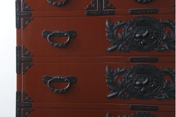 中古　美品　仙台民芸箪笥(仙台箪笥)　欅産業製　朱塗り　漆塗りの朱色に黒々とした金具が映える整理箪笥(朱色、収納箪笥、サイドチェスト、引き出し)(定価約150万円)(R-082855)