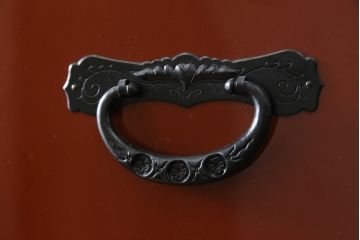 中古　美品　仙台民芸箪笥(仙台箪笥)　欅産業製　朱塗り　漆塗りの朱色に黒々とした金具が映える整理箪笥(朱色、収納箪笥、サイドチェスト、引き出し)(定価約150万円)(R-082855)