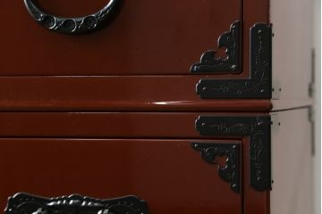 中古　美品　仙台民芸箪笥(仙台箪笥)　欅産業製　朱塗り　漆塗りの朱色に黒々とした金具が映える整理箪笥(朱色、収納箪笥、サイドチェスト、引き出し)(定価約150万円)(R-082855)