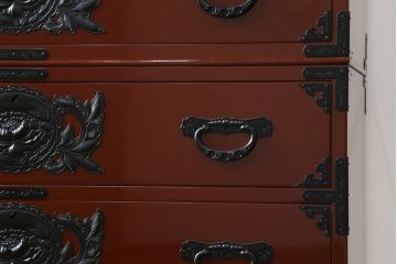 中古　美品　仙台民芸箪笥(仙台箪笥)　欅産業製　朱塗り　漆塗りの朱色に黒々とした金具が映える整理箪笥(朱色、収納箪笥、サイドチェスト、引き出し)(定価約150万円)(R-082855)