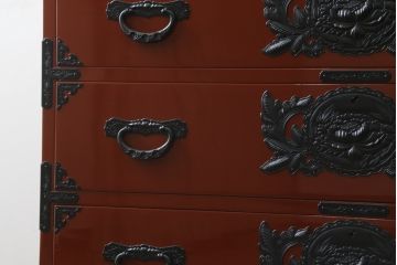 中古　美品　仙台民芸箪笥(仙台箪笥)　欅産業製　朱塗り　漆塗りの朱色に黒々とした金具が映える整理箪笥(朱色、収納箪笥、サイドチェスト、引き出し)(定価約150万円)(R-082855)