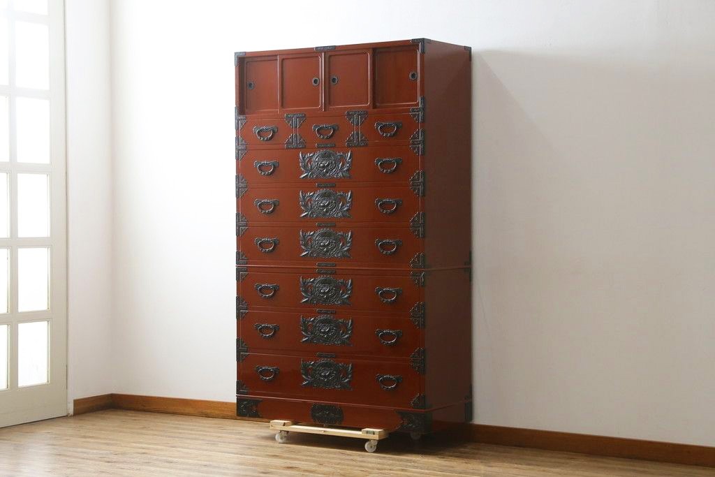 中古　美品　仙台民芸箪笥(仙台箪笥)　欅産業製　朱色漆塗り　朱色に牡丹の黒金具が映える華やかな重ね整理箪笥　定価約150万円　(R-082855)