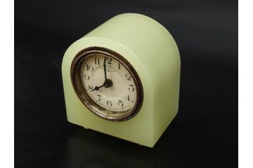 ジャンク品　戦前　当時物　ウランガラス　鶴巻時計店英工舎(EIKOSHA)　ゼンマイ式　空間に温かみをもたらす置時計(硝子、枕時計)(R-082858)