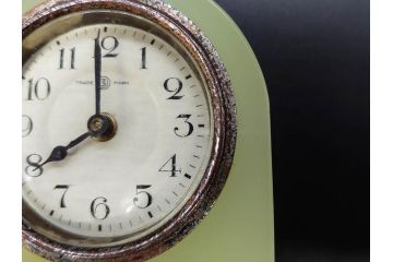 ジャンク品　戦前　当時物　ウランガラス　鶴巻時計店英工舎(EIKOSHA)　ゼンマイ式　空間に温かみをもたらす置時計(硝子、枕時計)(R-082858)