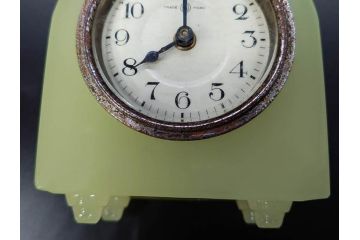 ジャンク品　戦前　当時物　ウランガラス　鶴巻時計店英工舎(EIKOSHA)　ゼンマイ式　空間に温かみをもたらす置時計(硝子、枕時計)(R-082858)