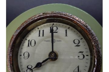 ジャンク品　戦前　当時物　ウランガラス　鶴巻時計店英工舎(EIKOSHA)　ゼンマイ式　空間に温かみをもたらす置時計(硝子、枕時計)(R-082858)