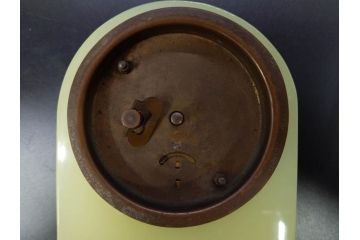 ジャンク品　戦前　当時物　ウランガラス　鶴巻時計店英工舎(EIKOSHA)　ゼンマイ式　空間に温かみをもたらす置時計(硝子、枕時計)(R-082858)