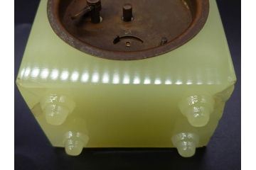 ジャンク品　戦前　当時物　ウランガラス　鶴巻時計店英工舎(EIKOSHA)　ゼンマイ式　空間に温かみをもたらす置時計(硝子、枕時計)(R-082858)