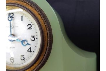 ジャンク品　戦前　当時物　ウランガラス　精工舎(SEIKOSHA・セイコー)　ゼンマイ式　8DAY(8日巻)　ノスタルジックな佇まいの置時計(硝子、枕時計)(R-082859)