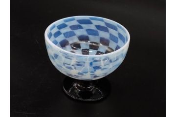 アンティーク　大正期　碗型　乳白市松模様　手作りの温かみを感じる氷コップ(グラス、硝子、和ガラス)(R-082871)