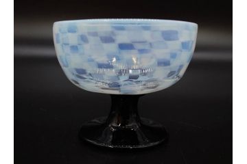 アンティーク　大正期　碗型　乳白市松模様　手作りの温かみを感じる氷コップ(グラス、硝子、和ガラス)(R-082871)