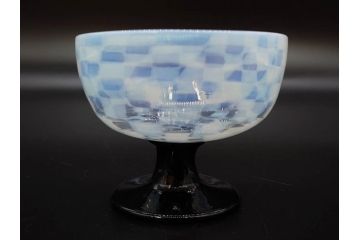 アンティーク　大正期　碗型　乳白市松模様　手作りの温かみを感じる氷コップ(グラス、硝子、和ガラス)(R-082871)