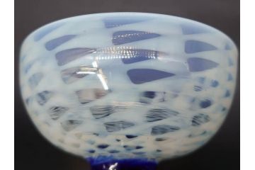 大正期　碗型　乳白　鱗文　青脚　レトロな味わい深い氷コップ(碗形、グラス、硝子、和ガラス)(R-082872)