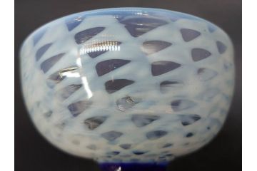 大正期　碗型　乳白　鱗文　青脚　レトロな味わい深い氷コップ(碗形、グラス、硝子、和ガラス)(R-082872)