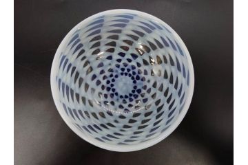 大正期　碗型　乳白　鱗文　青脚　レトロな味わい深い氷コップ(碗形、グラス、硝子、和ガラス)(R-082872)