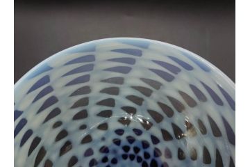 大正期　碗型　乳白　鱗文　青脚　レトロな味わい深い氷コップ(碗形、グラス、硝子、和ガラス)(R-082872)