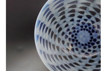 大正期　碗型　乳白　鱗文　青脚　レトロな味わい深い氷コップ(碗形、グラス、硝子、和ガラス)(R-082872)