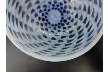 大正期　碗型　乳白　鱗文　青脚　レトロな味わい深い氷コップ(碗形、グラス、硝子、和ガラス)(R-082872)