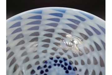 大正期　碗型　乳白　鱗文　青脚　レトロな味わい深い氷コップ(碗形、グラス、硝子、和ガラス)(R-082872)