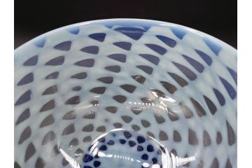 大正期　碗型　乳白　鱗文　青脚　レトロな味わい深い氷コップ(碗形、グラス、硝子、和ガラス)(R-082872)