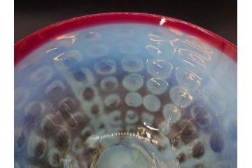 大正期　ラッパ型　型吹き　乳白ぼかし　格子文様　赤縁のアクセントに惹かれる氷コップ(グラス、硝子、和ガラス)(R-082873)