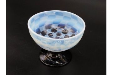 大正期　碗型　乳白　市松模様　エナメル脚　個性的なデザインが魅力の氷コップ(グラス、硝子、和ガラス)(R-082874)