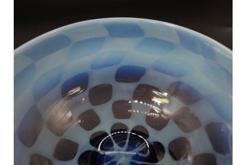 大正期　碗型　乳白　市松模様　エナメル脚　個性的なデザインが魅力の氷コップ(グラス、硝子、和ガラス)(R-082874)