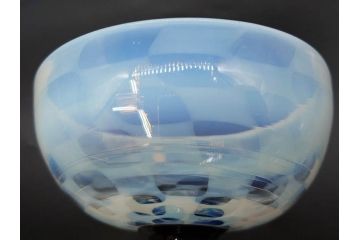 大正期　碗型　乳白　市松模様　エナメル脚　個性的なデザインが魅力の氷コップ(グラス、硝子、和ガラス)(R-082874)