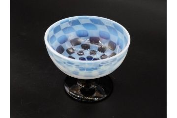 大正期　碗型　乳白　市松模様　エナメル脚　優しげな雰囲気漂う氷コップ(グラス、硝子、和ガラス)(R-082875)