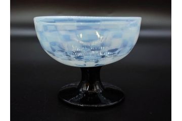 大正期　碗型　乳白　市松模様　エナメル脚　優しげな雰囲気漂う氷コップ(グラス、硝子、和ガラス)(R-082875)
