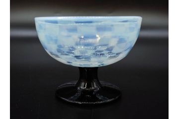 大正期　碗型　乳白　市松模様　エナメル脚　優しげな雰囲気漂う氷コップ(グラス、硝子、和ガラス)(R-082875)