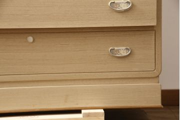 中古　上手物　伝統工芸士　皆川繁久作　シックな色合いの金具が落ち着きある雰囲気を醸し出す加茂総桐箪笥・下段(胴厚、四方丸、総桐たんす、引き出し、、和タンス、衣装箪笥、ローボード、ローチェスト、テレビ台、テレビボード)(R-082879)