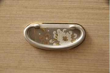 中古　上手物　伝統工芸士　皆川繁久作　シックな色合いの金具が落ち着きある雰囲気を醸し出す加茂総桐箪笥・下段(胴厚、四方丸、総桐たんす、引き出し、、和タンス、衣装箪笥、ローボード、ローチェスト、テレビ台、テレビボード)(R-082879)