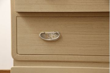 中古　上手物　伝統工芸士　皆川繁久作　シックな色合いの金具が落ち着きある雰囲気を醸し出す加茂総桐箪笥・下段(胴厚、四方丸、総桐たんす、引き出し、、和タンス、衣装箪笥、ローボード、ローチェスト、テレビ台、テレビボード)(R-082879)