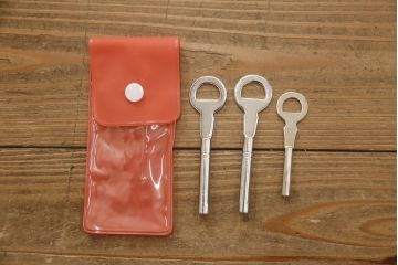 中古　上手物　伝統工芸士　皆川繁久作　シックな色合いの金具が落ち着きある雰囲気を醸し出す加茂総桐箪笥・下段(胴厚、四方丸、総桐たんす、引き出し、、和タンス、衣装箪笥、ローボード、ローチェスト、テレビ台、テレビボード)(R-082879)
