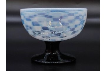 大正期　碗型　乳白　市松模様　エナメル脚　温かみのある色合いが可愛らしい氷コップ(グラス、硝子、和ガラス)(R-082880)