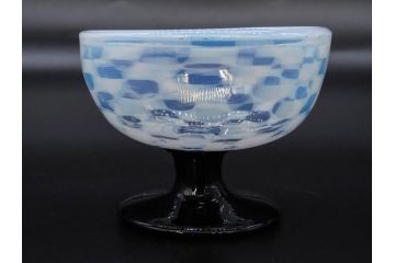 大正期　碗型　乳白　市松模様　エナメル脚　温かみのある色合いが可愛らしい氷コップ(グラス、硝子、和ガラス)(R-082880)