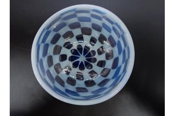 大正期　碗型　乳白　市松模様　エナメル脚　温かみのある色合いが可愛らしい氷コップ(グラス、硝子、和ガラス)(R-082880)