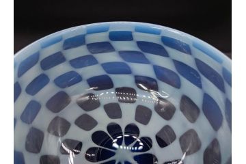 大正期　碗型　乳白　市松模様　エナメル脚　温かみのある色合いが可愛らしい氷コップ(グラス、硝子、和ガラス)(R-082880)