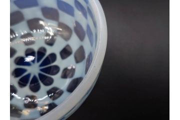 大正期　碗型　乳白　市松模様　エナメル脚　温かみのある色合いが可愛らしい氷コップ(グラス、硝子、和ガラス)(R-082880)
